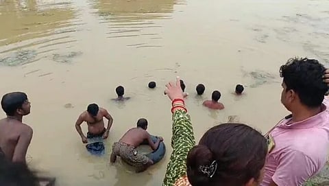 मिदनापुर के आमड़ातला डैम में छात्र के डूबने के बाद की जा रही तलाशी