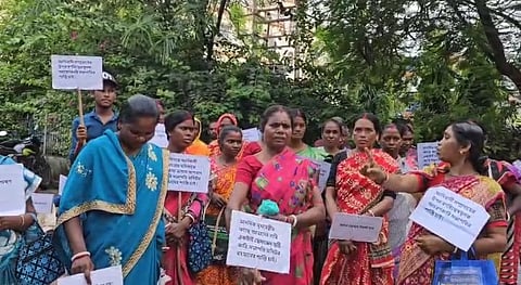 आदिवासी महिलाओं का प्रदर्शन 