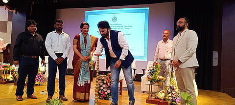 कार्यशाला का उद्घाटन करते राज्य के मंत्री बाबुल सुप्रियो। साथ में हैं विभाग की सचिव स्मिता पांडेय व अन्य 