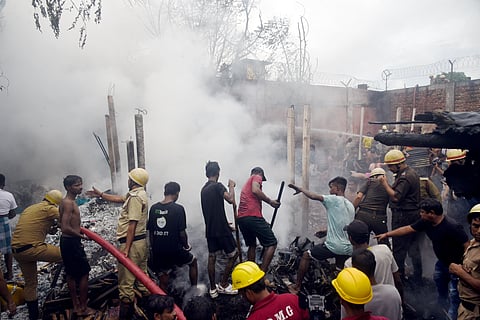 धापा में प्लास्टिक गोदाम में लगी आग पर नियंत्रण पाने की कोशिश करते दमकल कर्मी और स्थानीय लोग 