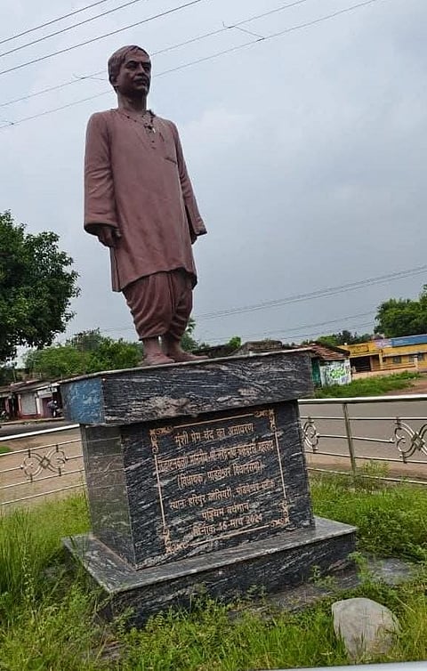 "जन्मदिवस पर एक फूल को तरसती रही मुंशी प्रेमचंद की मूर्ति"