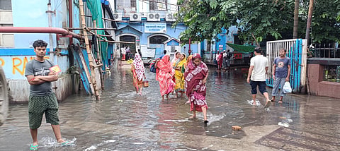 लगातार बारिश से जन जीवन अस्त-व्यस्त