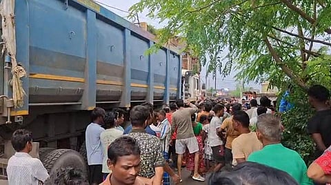 रानीगंज में डंपर की चपेट में आने से व्यक्ति की मौत, लोगों ने किया सड़क जाम