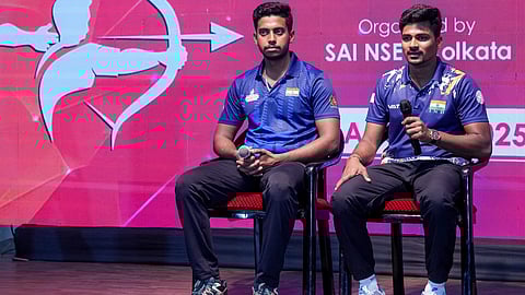 मीडिया कर्मियों से बात करते साहिल राजेश जाधव (दाएं) और श्रेय भारद्वाज

