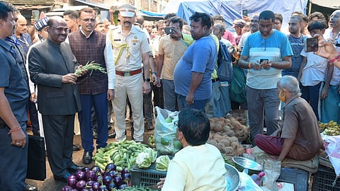 Governor visits  vegetable market