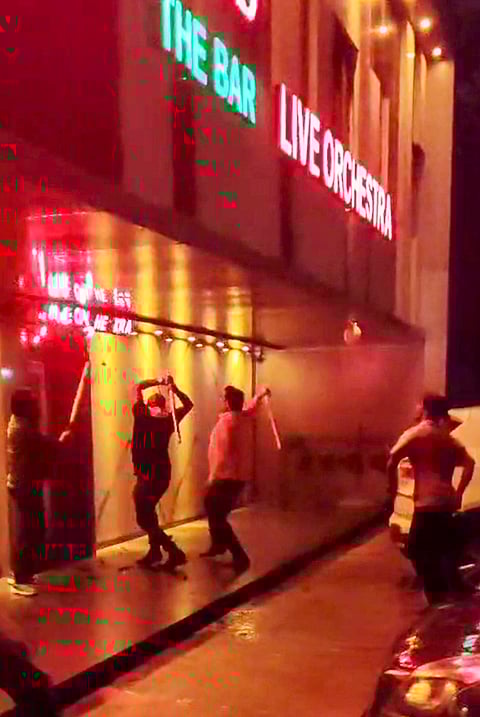 पनवेल के एक डांस बार में तोड़फोड़ कर रहे मनसे कार्यकर्ता