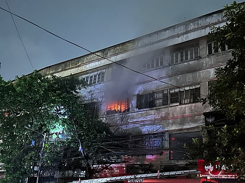 तिरहट्टी बाजार के एक गोदाम से निकलती आग की लपटें