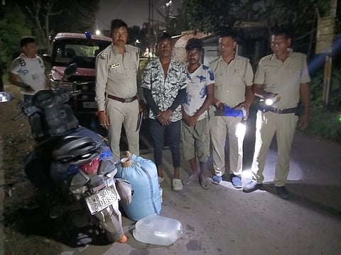 पुलिस गिरफ्तार कर अभियुक्तों को ले जाती हुई