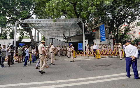 बुधवार को नयी दिल्ली में जन सुनवाई कार्यक्रम के दौरान दिल्ली की मुख्यमंत्री रेखा गुप्ता पर हमले के बाद उनके आवास के बाहर पुलिसकर्मी