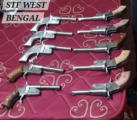 अंडाल स्टेशन से हथियारों के जखीरे के साथ तस्कर गिरफ्तार    