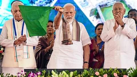 गयाजी में ट्रेनों को हरी झंडी दिखाते हुए पीएम नरेन्द्र मोदी