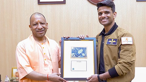 अंतरिक्ष यात्री ग्रुप कैप्टन शुभांशु शुक्ला को सम्मानित करते हुए सीएम योगी आदित्यनाथ