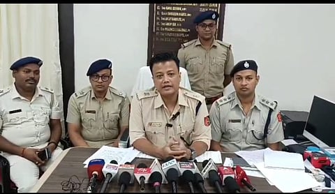 प्रेस वार्ता को संबोधित करते हुए एएसपी मिथुन कुमार दे, साथ में हैं कई अन्य अधिकारी