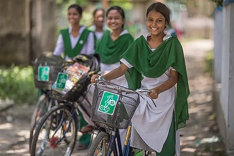 सबूज साथी योजना के सायकिल चलाती हुई छात्राएं (फाइल फोटो)