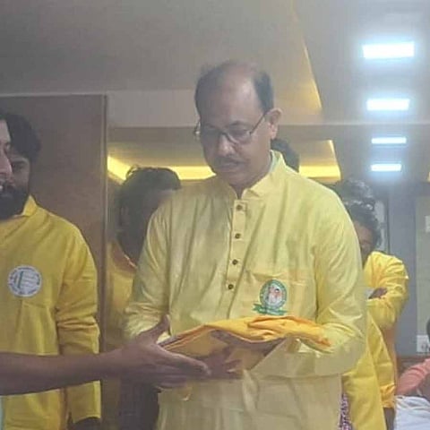 सुरेंद्रनाथ कॉलेज के प्रिंसिपल ने टीएमसीपी कार्यकर्ताओं को बांटे कपड़े, राजनीति तेज