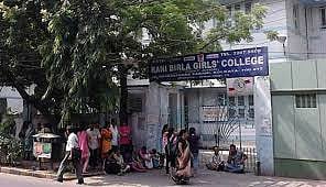 रानी बिड़ला गर्ल्स कॉलेज की प्रिंसिपल को किया गया निलंबित