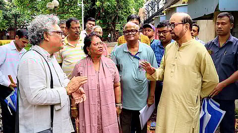 गवर्नमेंट कॉलेज ऑफ आर्ट एंड क्राफ्ट का निरीक्षण करते डिप्टी मेयर अतिन घोष, साथ में बोरो चेयरपर्सन सुष्मिता भट्टाचार्य