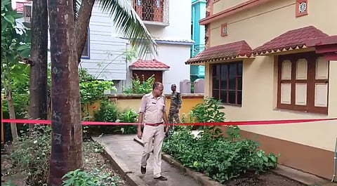 झाड़ग्राम में हुए हत्या कांड के बाद पहुंची पुलिस और सील किया गया घर