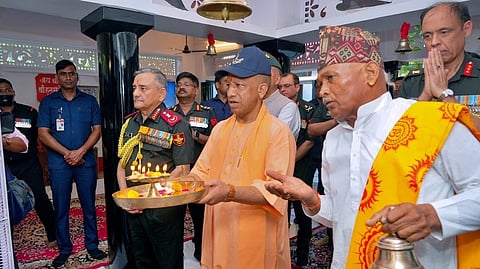 गोरखपुर में सीडीएस जनरल अनिल चौहान संग सीएम योगी आदित्यनाथ