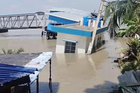 नूरपुर जेटी आंश‌िक रूप से नदी में डूबे