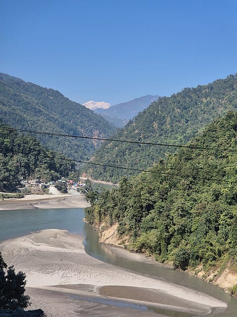 पहाड़ों से समतल की ओर बहती तीस्ता नदी