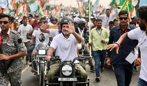 rahul_defies_protocol 