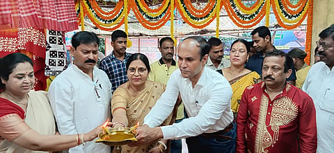 नारी और शिशु विकास विभाग की कर्माध्यक्ष शची नस्कर दीप प्रज्ज्वलित कर मेला का उद्घाटन करती हुईं, साथ में हैं श‌‌िखा राय व अन्य