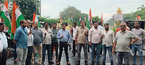 विभिन्न मुद्दों को लेकर इंटक ने किया स्कॉब गेट पर प्रदर्शन