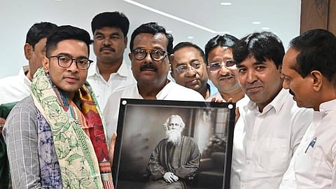 अपने साथियों के साथ अभिषेक बनर्जी