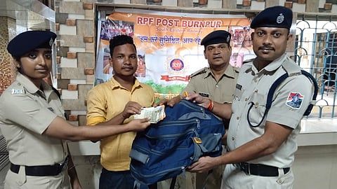 आरपीएफ ने रुपये और दस्तावेज उसके मालिक को सौंपा 