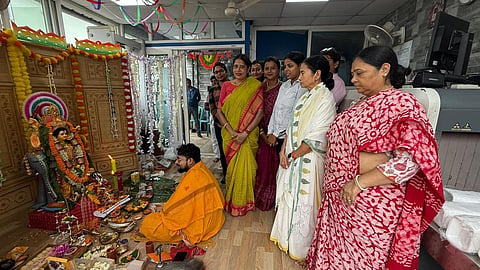 बुधवार को कालीघाट सीएम आवास के निकट पुलिस कार्यालय में विश्वकर्मा पूजा का आयोजन किया गया। सीएम ममता बनर्जी पूजा में शामिल हुईं तथा अराधना कीं 