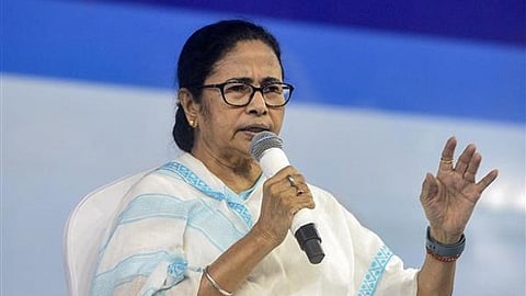 दुर्गापूजा में मंत्री अपना इलाका न छोड़ें : ममता