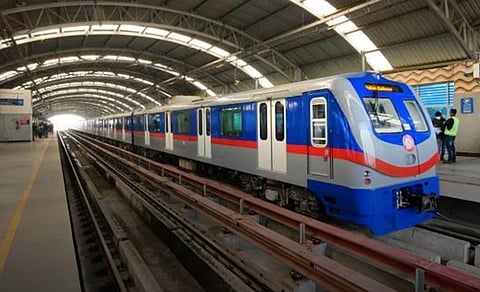 ब्लू लाइन के बाद अब ग्रीन लाइन पर भी मेट्रो सेवा बाधित, यात्रियों को झेलनी पड़ी परेशानी