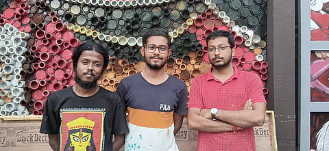 आर्ट कॉलेज के स्टूडेंट्स सौरभ नंदी, अभिषेक परोल, सिद्धार्थ साधुखां की तस्वीर