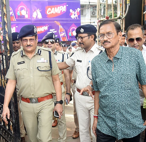 शुक्रवार को पूजा पंडाल का निरीक्षण करते कोलकाता पुलिस कमिश्नर मनोज वर्मा