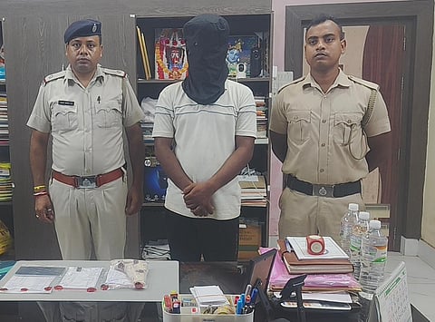 पिस्तौल के साथ गिरफ्तार अभियुक्त