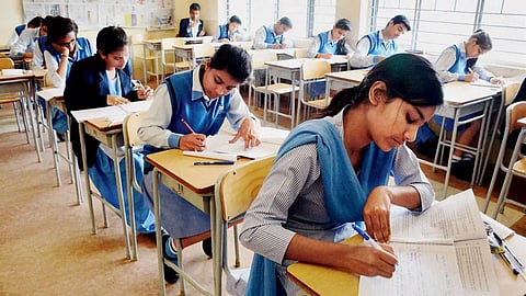 1 घंटे 15 मिनट में गणित परीक्षा को पूरा करना हुआ मुश्किल, छात्रों ने जतायी चिंता