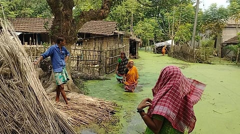 पानी में डूबा गांव 