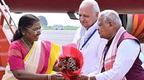 गयाजी हवाई अड्डे पर राष्ट्रपति द्रौपदी मुर्मू का स्वागत करते हुए राज्यपाल आरिफ मोहम्मद खान और केंद्रीय मंत्री जीतन राम मांझी