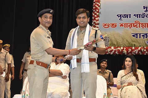 बारुईपुर पुलिस के एसपी पलाश चंद्र ढाली को सम्मानित करते हुए एएसपी हेडक्वार्टर सौतम  बनर्जी  