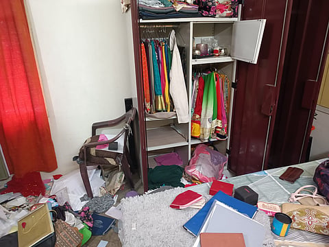 बच्चे फोड़ रहे थे पटाखे और क्वार्टर से हो गई 15 लाख के सामान की चोरी