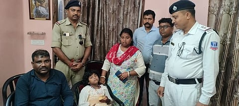 दुर्गा पूजा की खरीदारी करते समय बाजार की भीड़ में खोई बच्ची