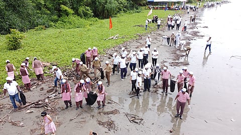 अंतरराष्ट्रीय तटीय सफाई दिवस पर अंडमान-निकोबार में आयोजित विशाल सफाई अभियान का दृश्य। 
