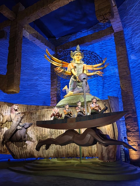 चोरबागान सर्बोजनिन दुर्गोत्सव समिति के पंडाल में विराजमान मां दुर्गा की प्रतिमा