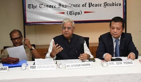 कार्यक्रम को संबोधित करते हुए सीताराम शर्मा। साथ में हैं प्रो. सुरंजन दास, किन योंग  