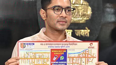 सांसद अभिषेक बनर्जी दुर्गापूजा गाइड मैप का उद्घाटन करते हुए 