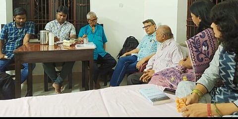 विचार गोष्ठी में हिस्सा लेते वक्ता