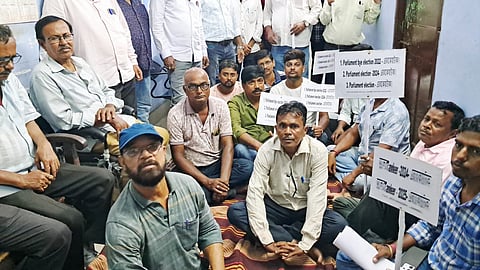 पीएचई कार्यालय के सामने प्रदर्शन करते पीएचई के ठेकेदार 