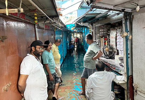दुर्गा पूजा की खरीदारी पर बारिश ने लगाया ब्रेक