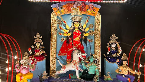 “समुद्र मंथन – मन का मंथन” बना पूजा का थीम
